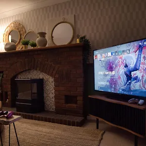 Holiday home 4-bed Cotswold Getaway With Hot Tub & Gaming, Churchdown