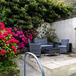 Apartment Haven, Steps To Sand, Trails & Shops, Highly Rated 2-bedroom House Minutes From Mumbles With A Patio, Oystermouth